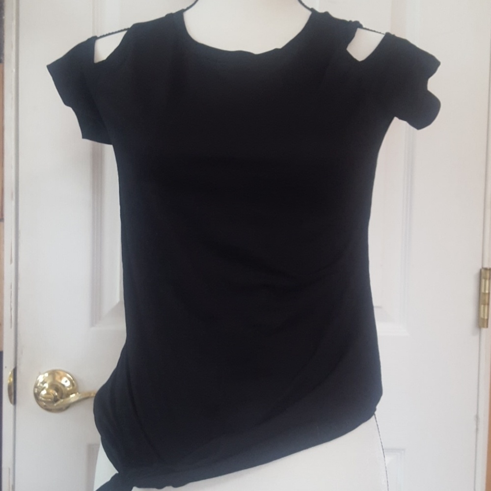 Cold shoulder, cap sleeve, knot front tee